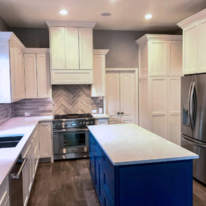 A kitchen with an island countertop